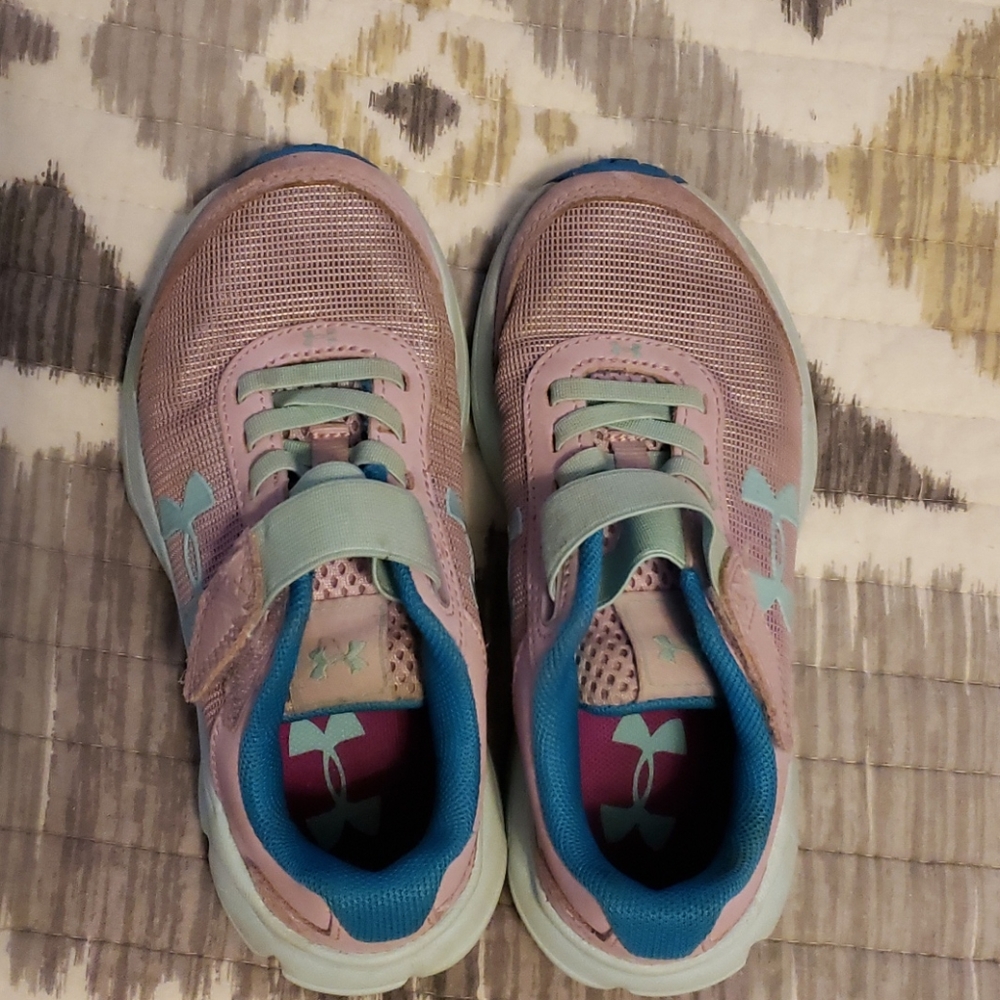 Girl's under armour tennis shoes